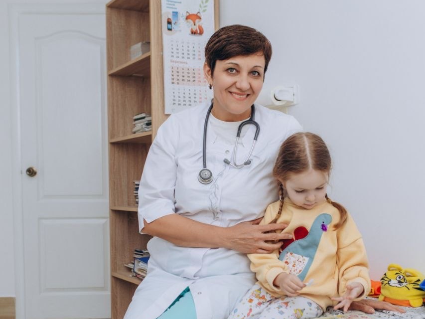 Педіатр Обрізко Оксана Михайлівна з маленькою пацієнткою