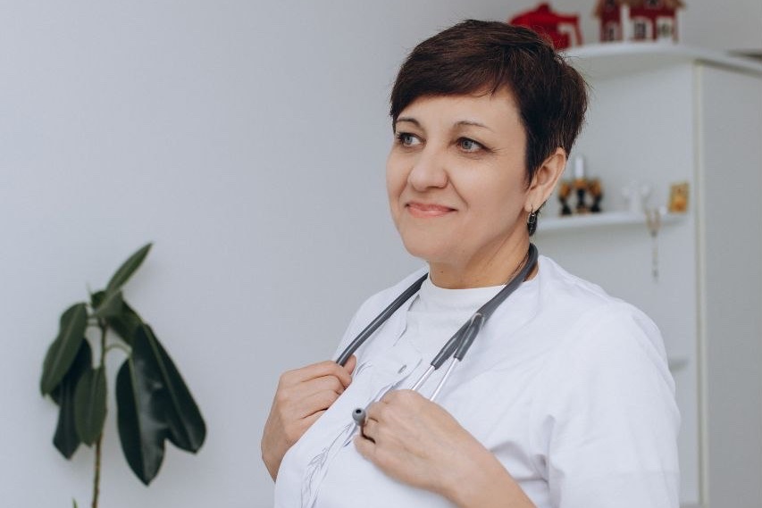Лікар-педіатр зі стетоскопом